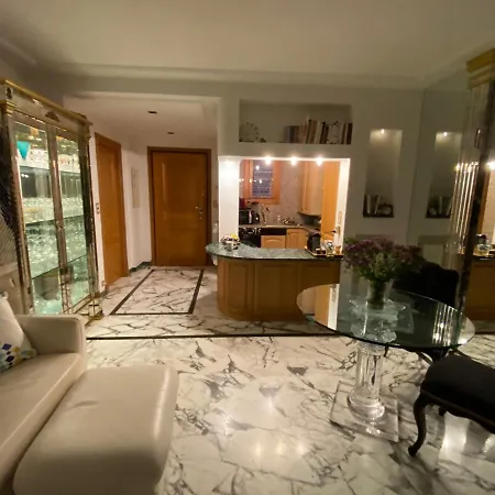 Sunny Panoramic Balcony דירה אזה