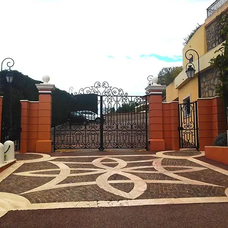 Sunny Panoramic Balcony アパート エズ