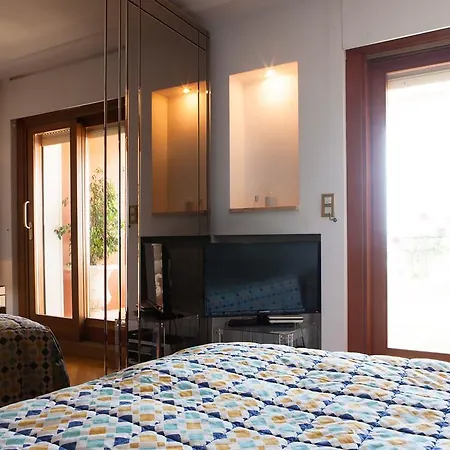 Sunny Panoramic Balcony דירה