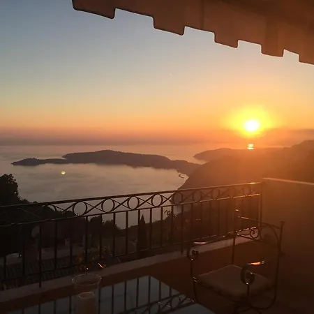 Sunny Panoramic Balcony Apartment Eze