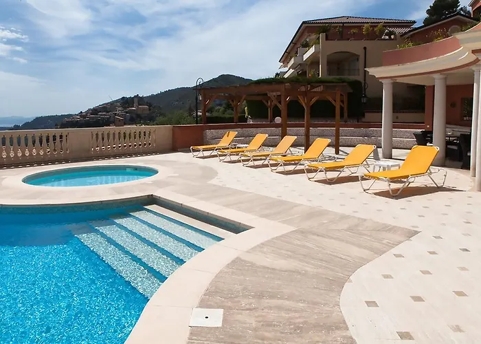 Sunny Panoramic Balcony *